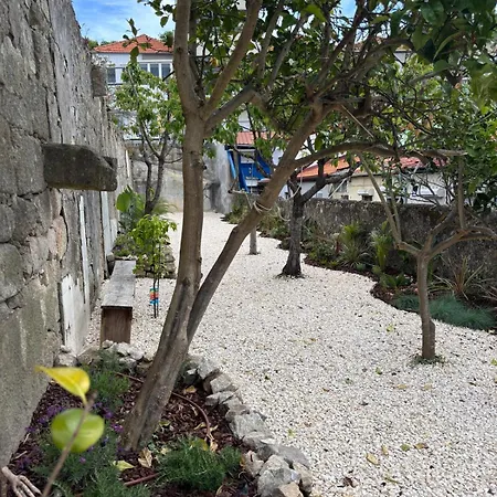 Διαμέρισμα Bright With Garden *